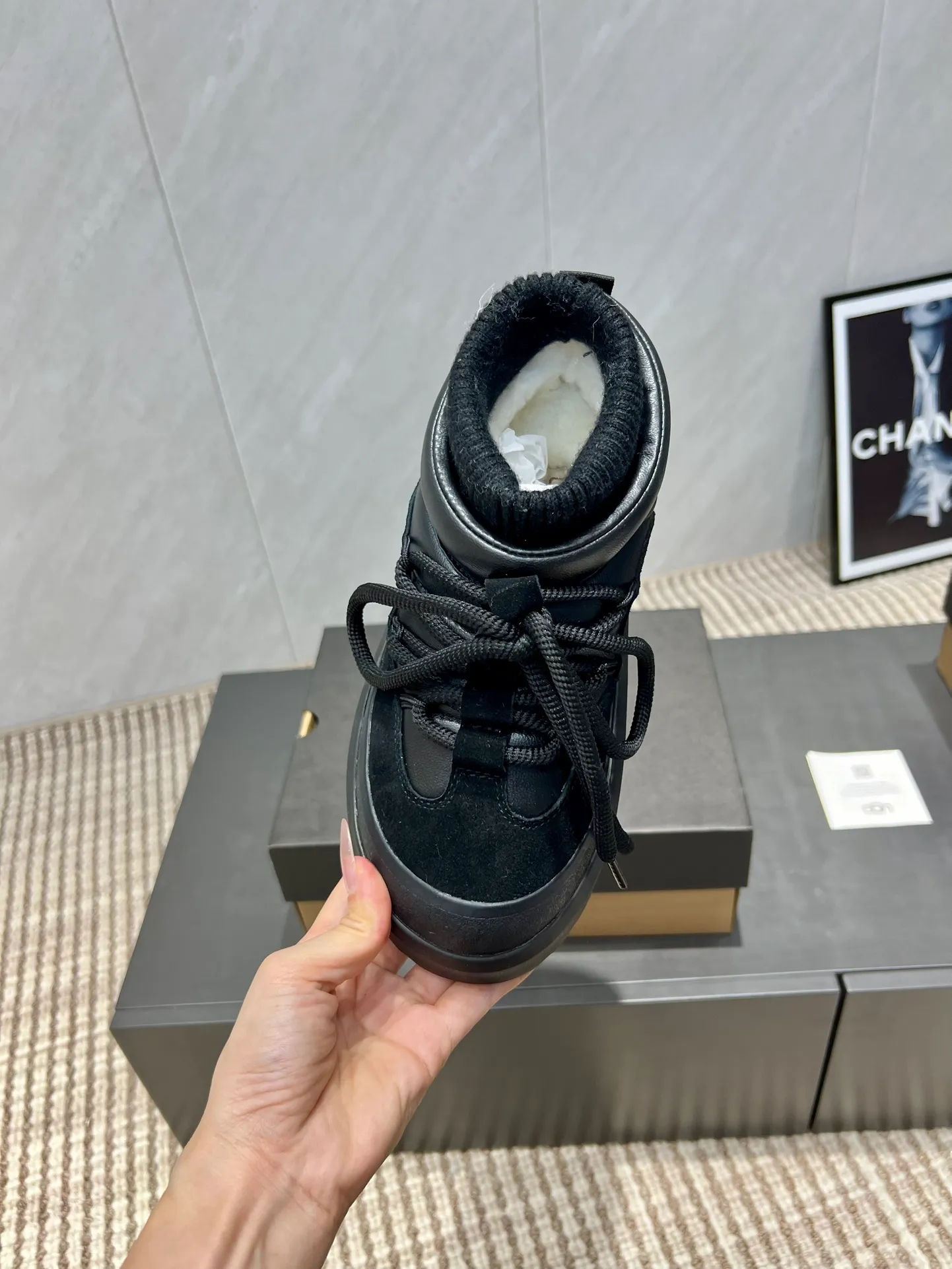 Factory: Couple P620💰 "Exclusive top version" UGG~25vs popular platform thick-soled casual shoes series... [Couple's thick-soled Maori casual shoes] A shoe that will not clash with shirts, simple partition design ➕ spotted outsole, silk curly upper, a must-have for autumn and winter, can be worn with any pants or skirt, very comfortable and good-looking... ❶Fabric: Original customized cow ➕ Sheepskin ❷Inner lining: original customized wool ❸Feet: original customized sheepskin ❹Outsole: original molded foam outsole ❺Number: 35-44 (Female 41. Male 45. Customized, non-returnable) ❻Packaging: Original full set of packaging ☀Color: Official website updated simultaneously